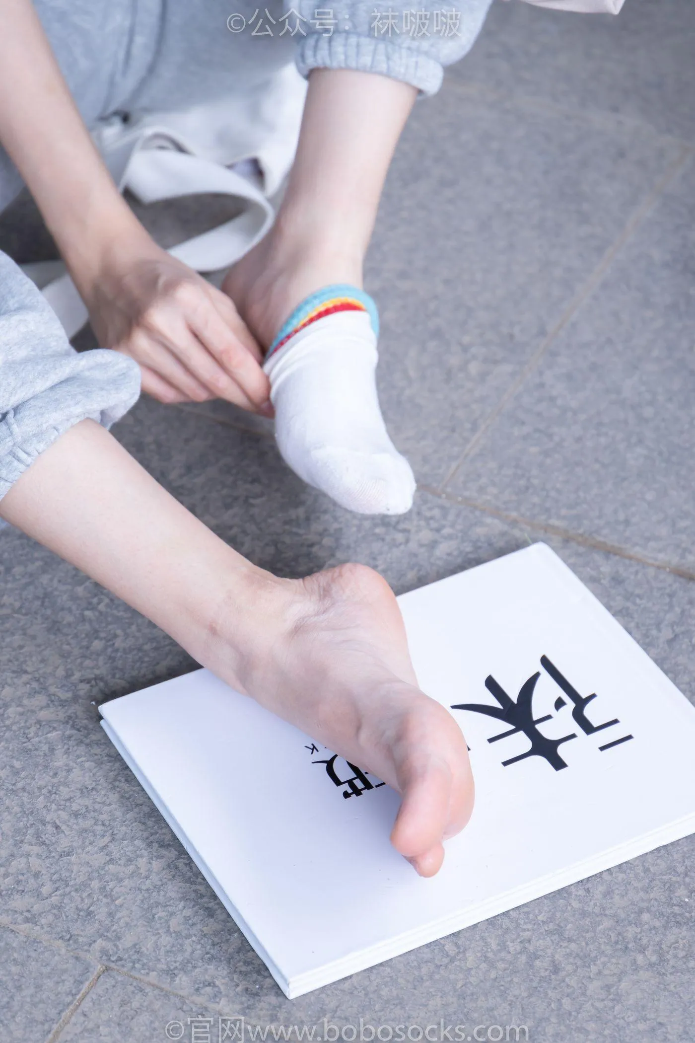 [BoBoSocks袜啵啵]NO.012 泡芙-运动鞋、白棉袜、裸足 [132P]插图2
